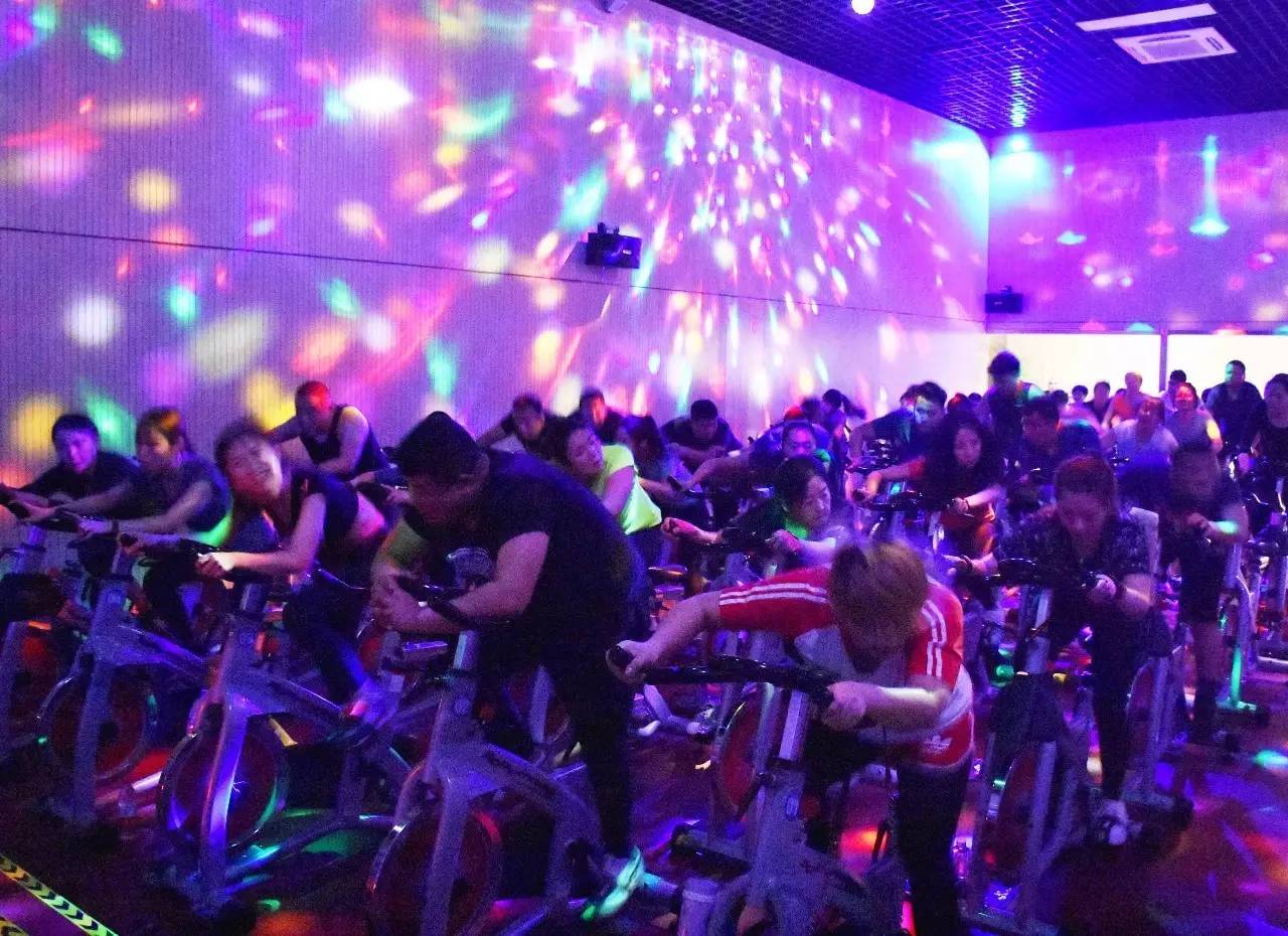 律動(dòng)光年 致家駒，一場(chǎng)動(dòng)感單車(chē)上的音樂(lè)騎行派對(duì)