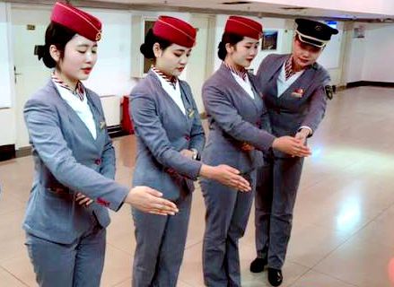 傳承光榮傳統，堅持崗前禮儀培訓，用心服務春運旅客